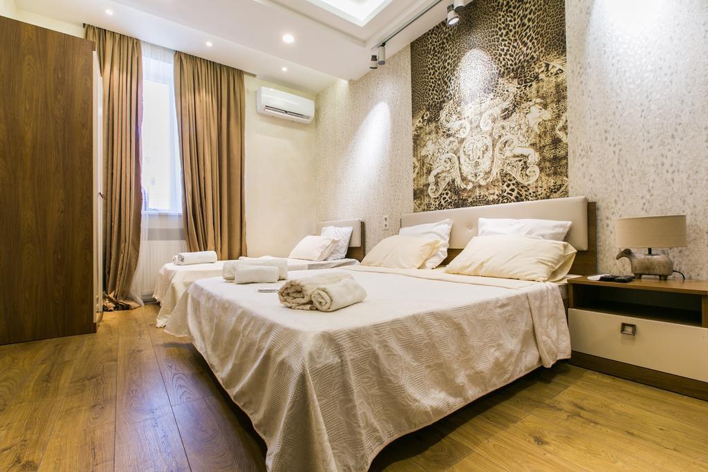 Sweet Home 3 At Freedom Square Tbilisi Exterior photo